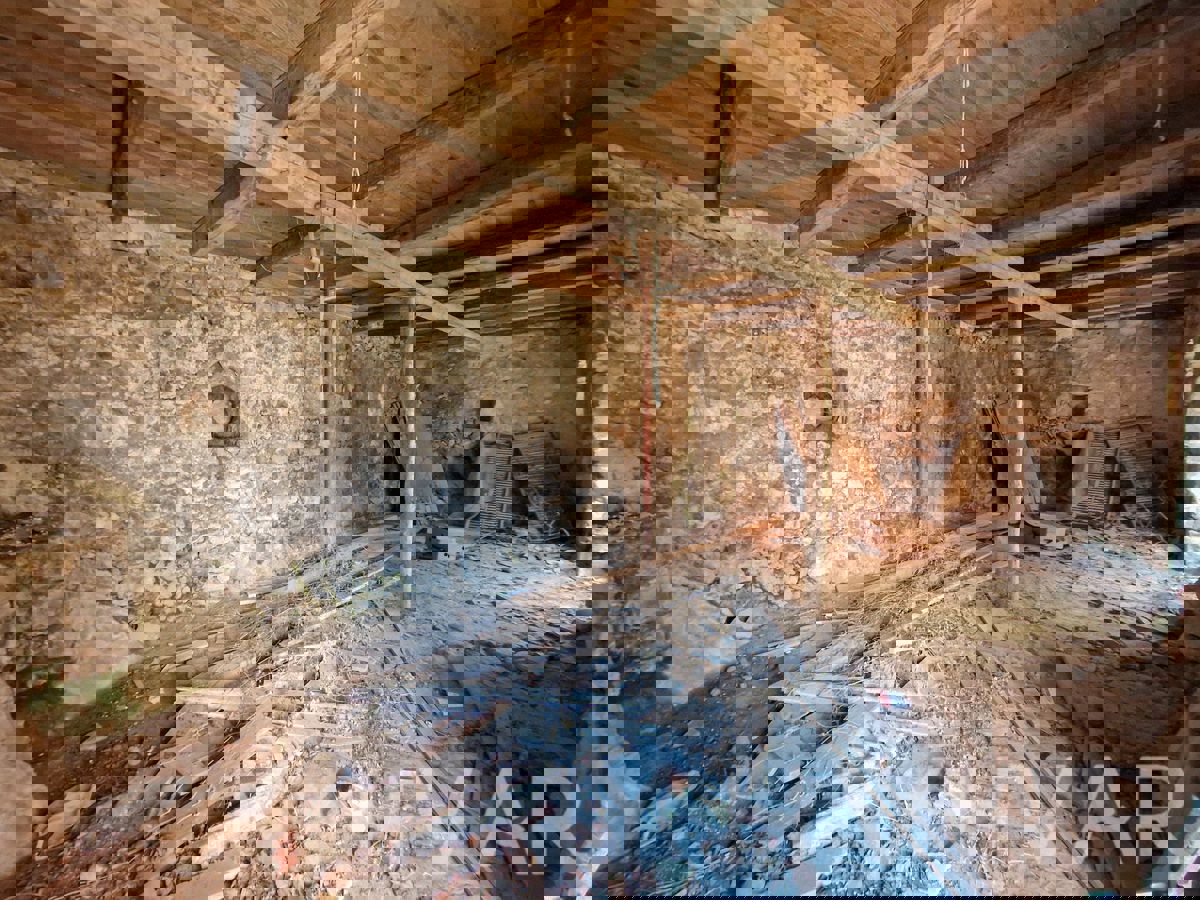 Casa in pietra con terreno edificabile a Dol