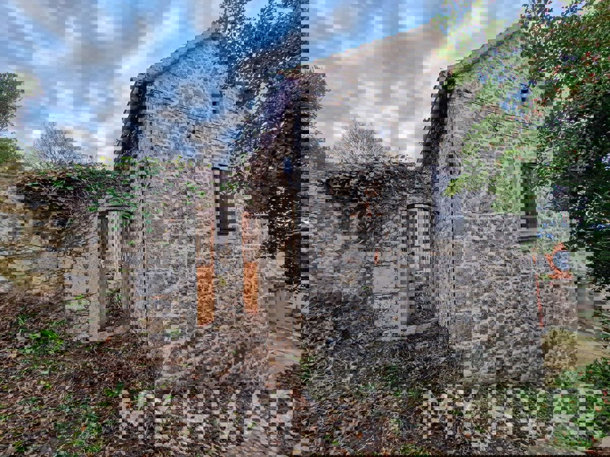 Casa in pietra con terreno edificabile a Dol