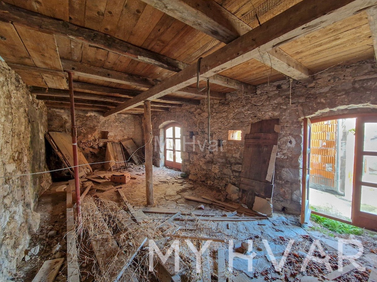 Casa in pietra con terreno edificabile a Dol