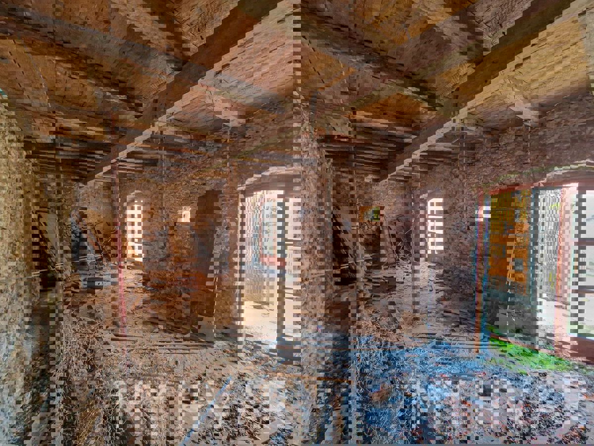 Casa in pietra con terreno edificabile a Dol