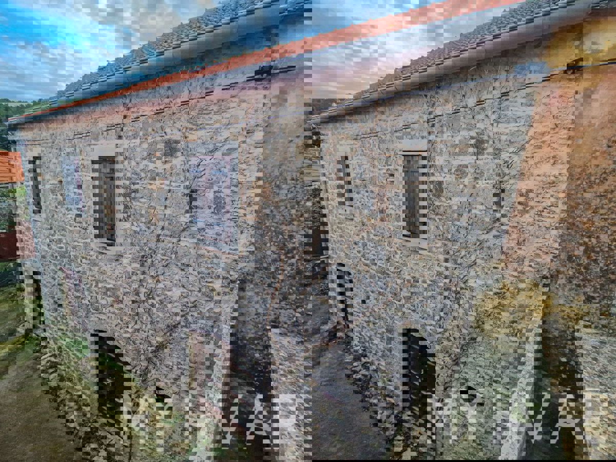 Casa in pietra con terreno edificabile a Dol