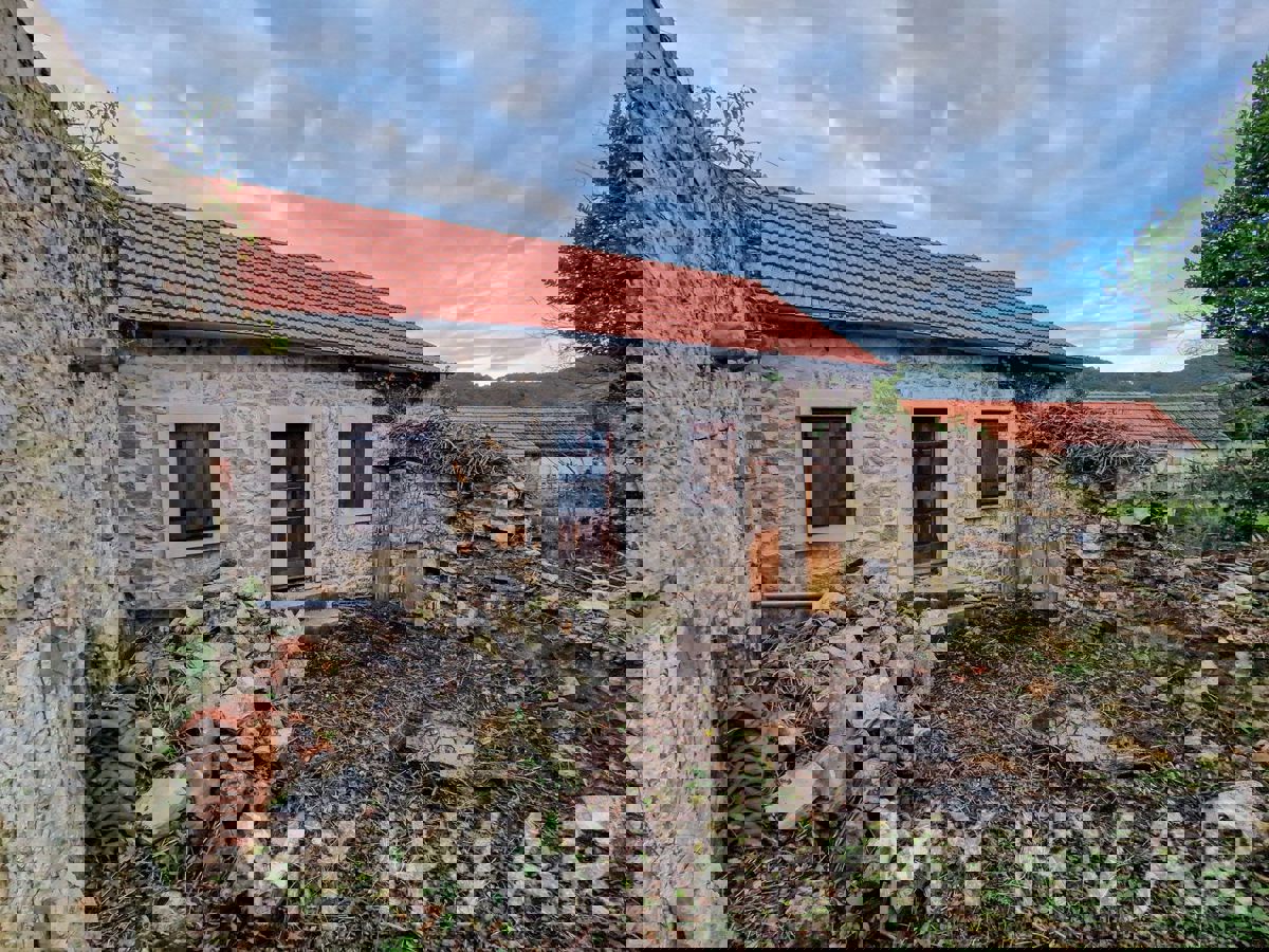 Casa in pietra con terreno edificabile a Dol