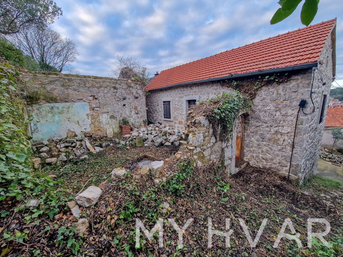 Casa in pietra con terreno edificabile a Dol