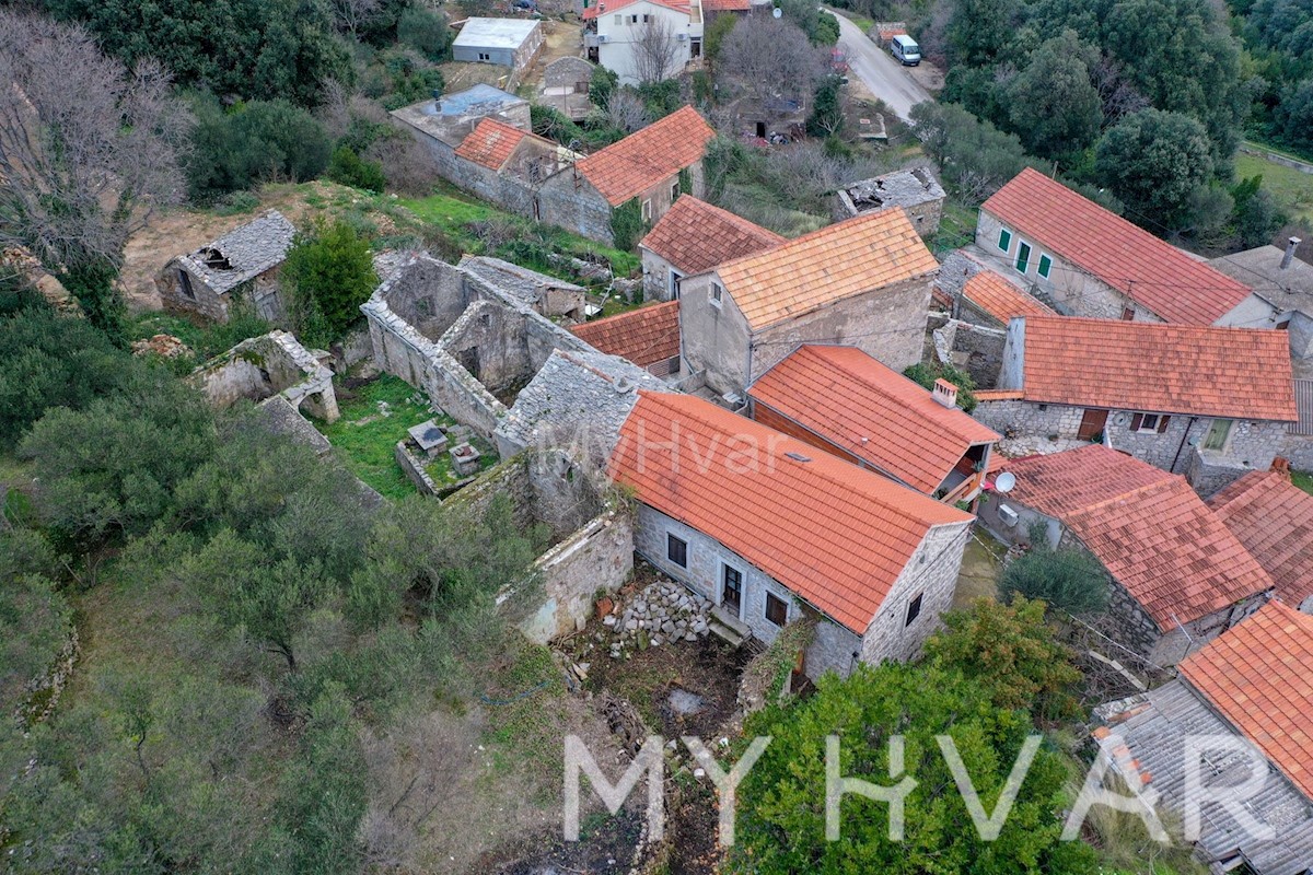 Casa in pietra con terreno edificabile a Dol