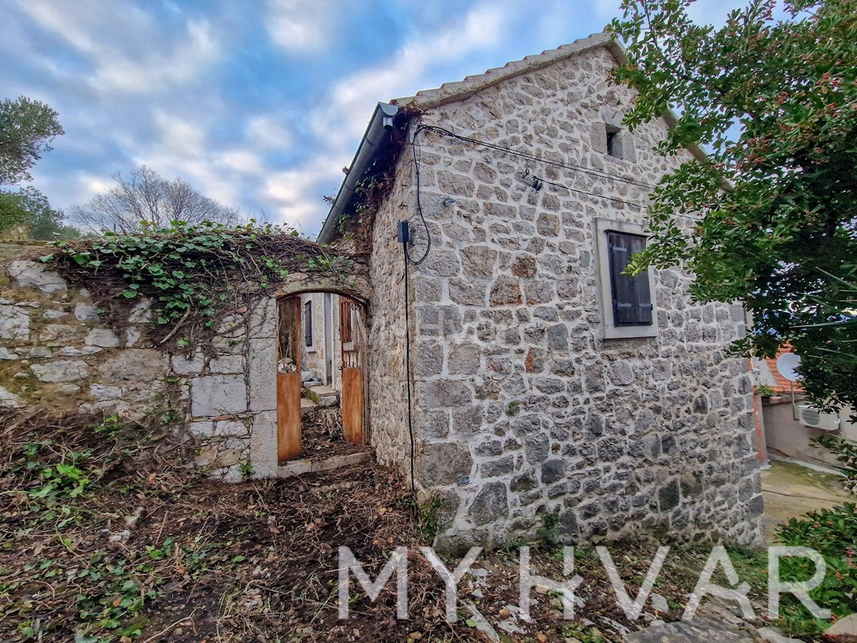 Casa in pietra con terreno edificabile a Dol