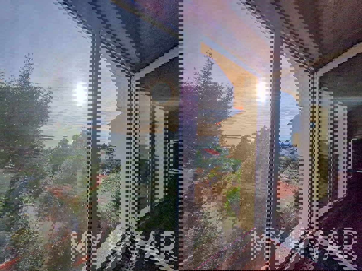 Casa a Zavala con vista sul mare