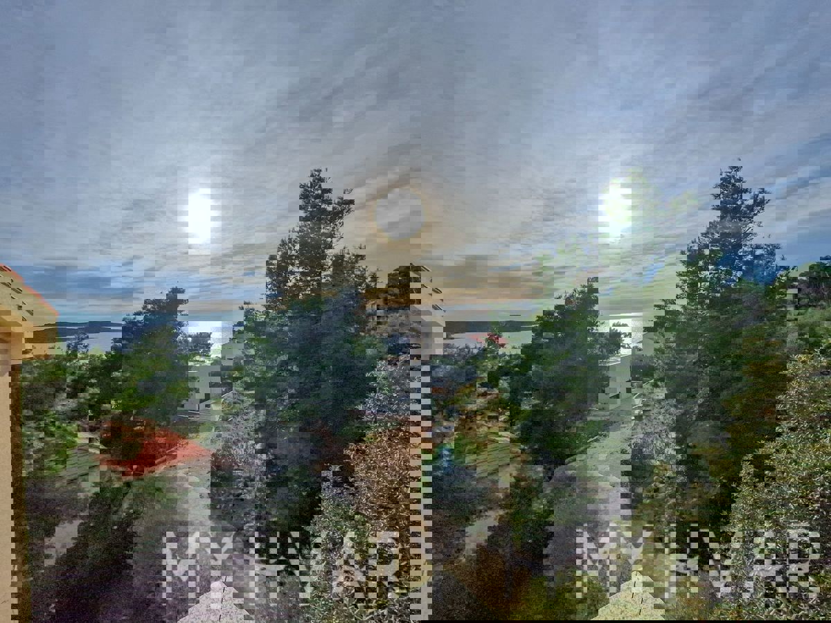 Casa a Zavala con vista sul mare