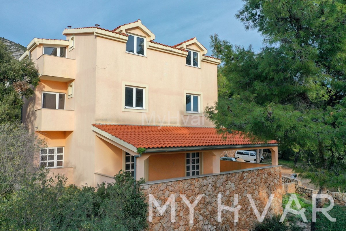 Casa a Zavala con vista sul mare