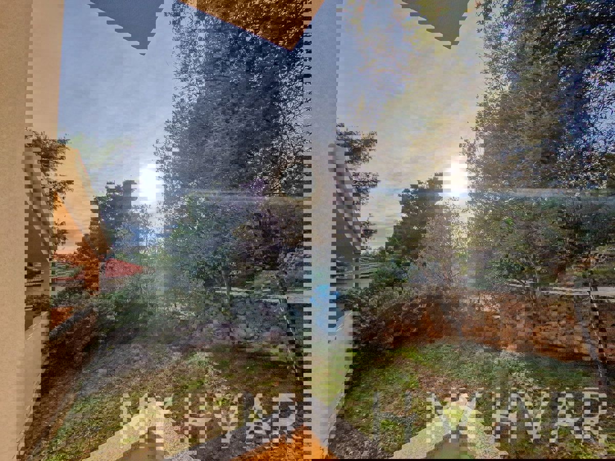 Casa a Zavala con vista sul mare