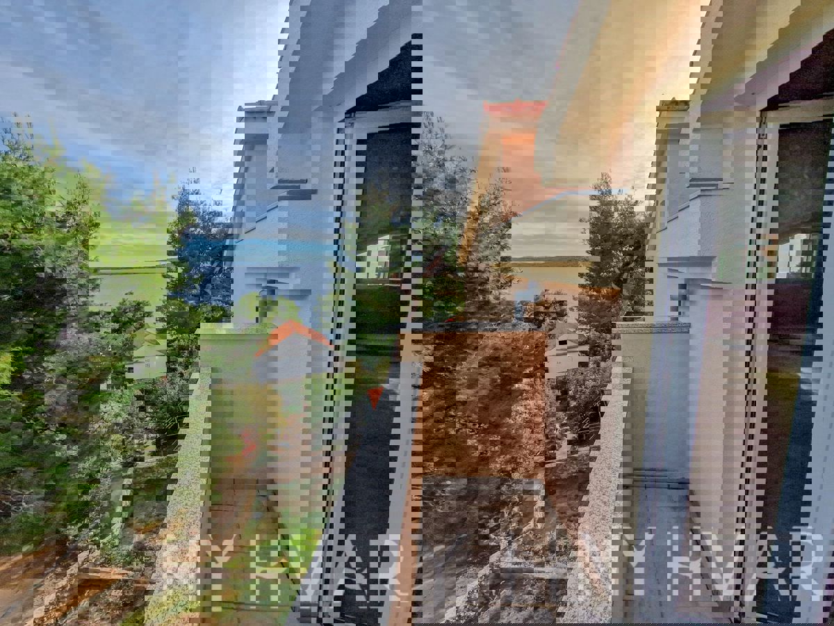 Casa a Zavala con vista sul mare