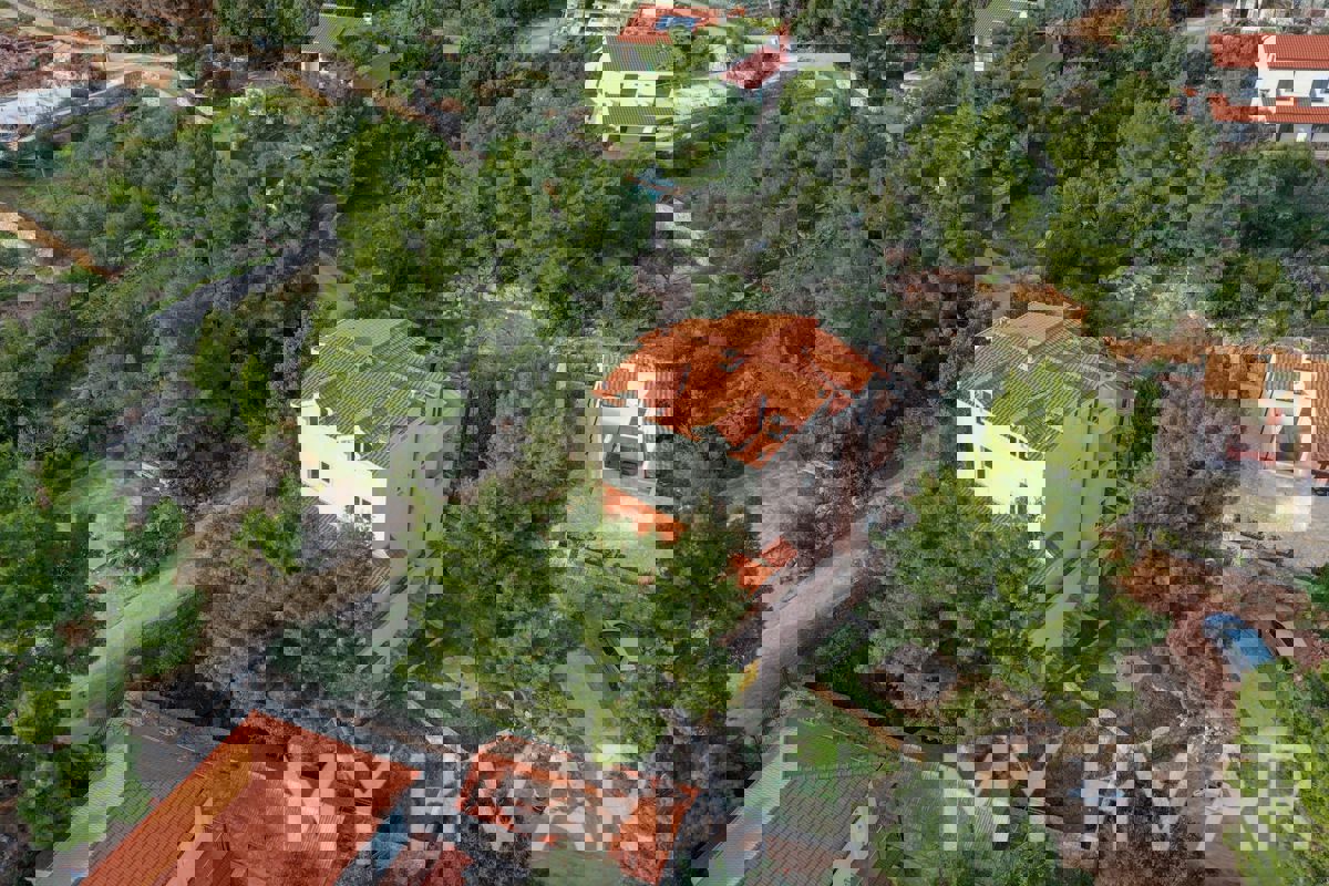 Casa a Zavala con vista sul mare