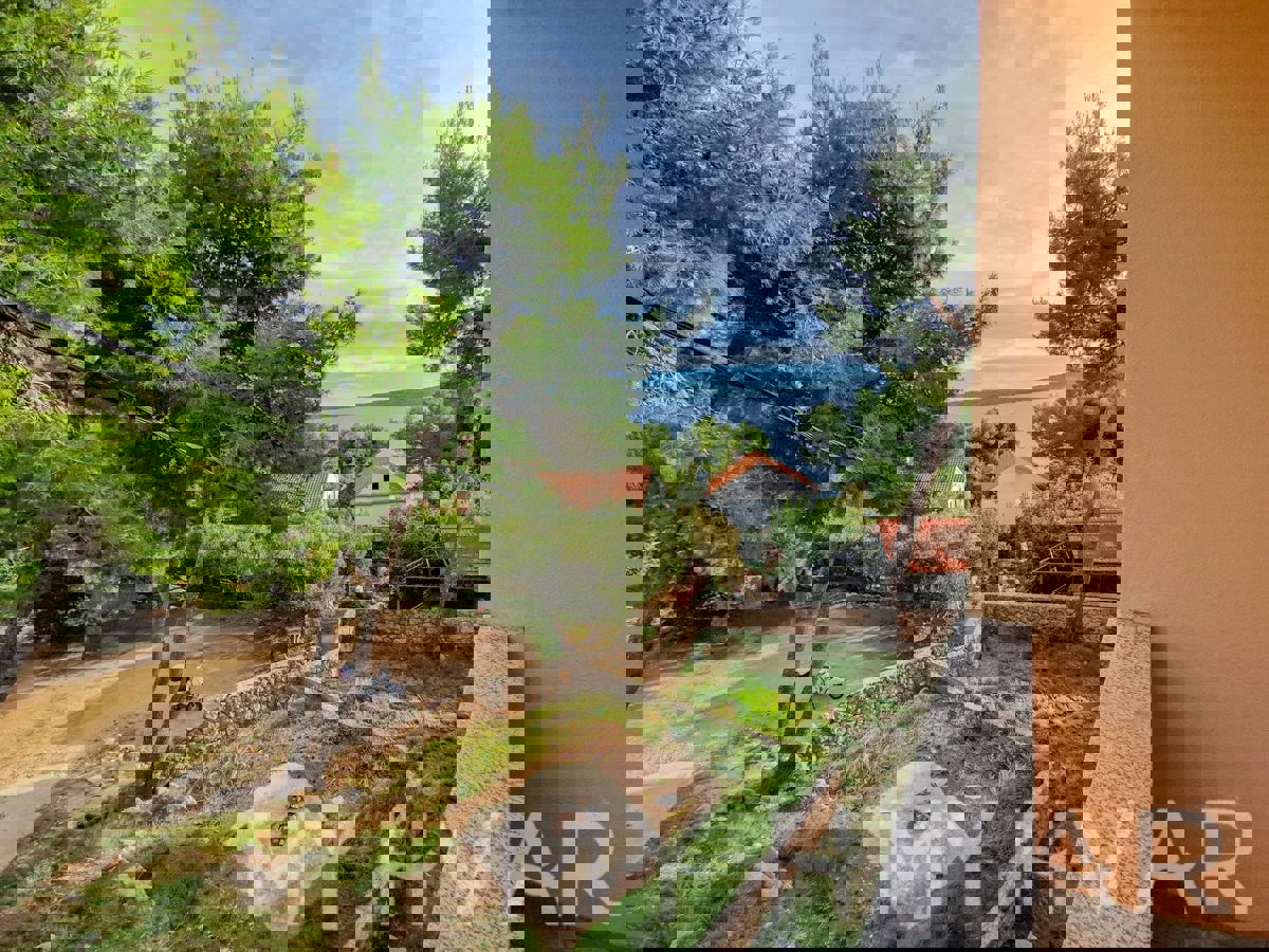 Casa a Zavala con vista sul mare