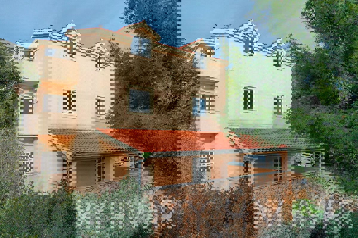 Casa a Zavala con vista sul mare