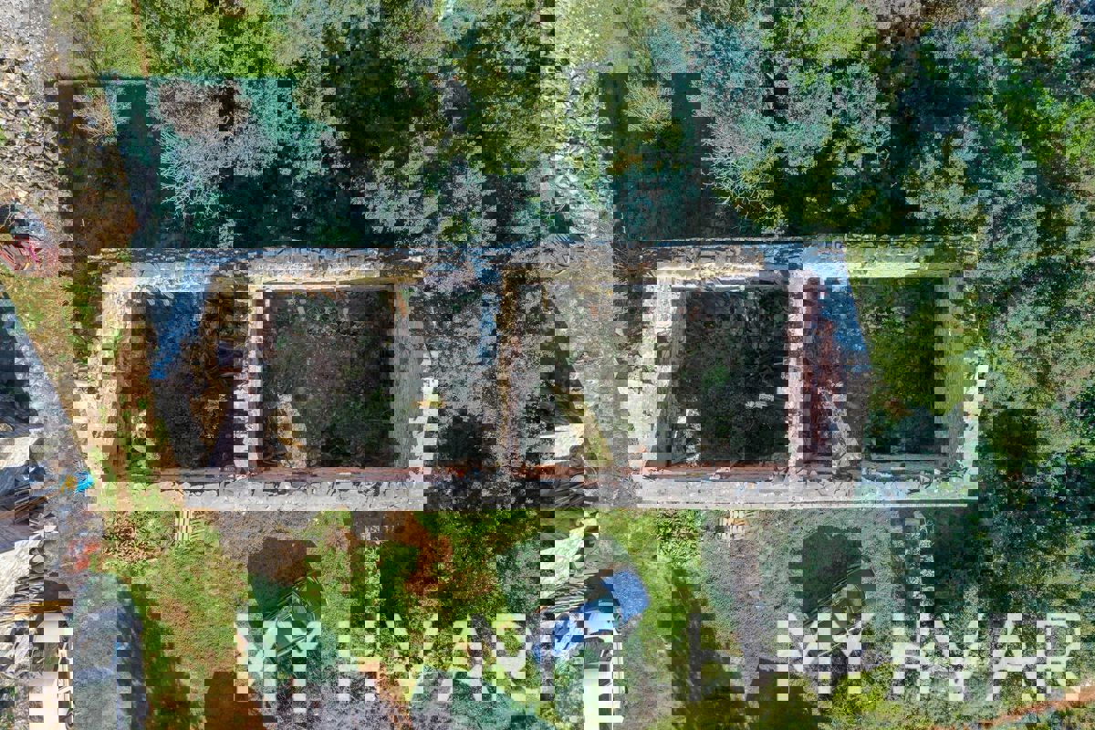 Terreno edificabile con casa in pietra a Zagradaće