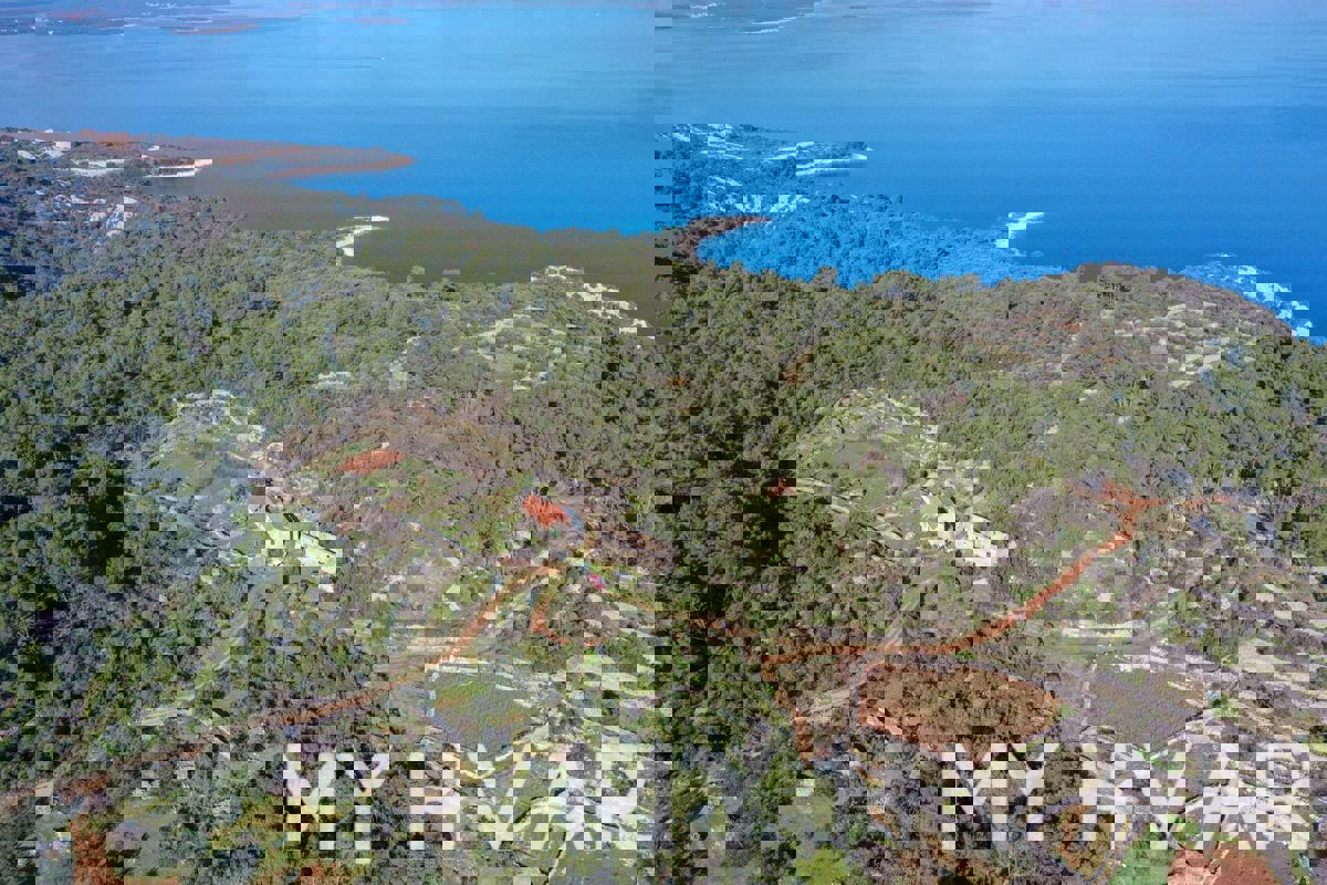 Terreno edificabile con casa in pietra a Zagradaće