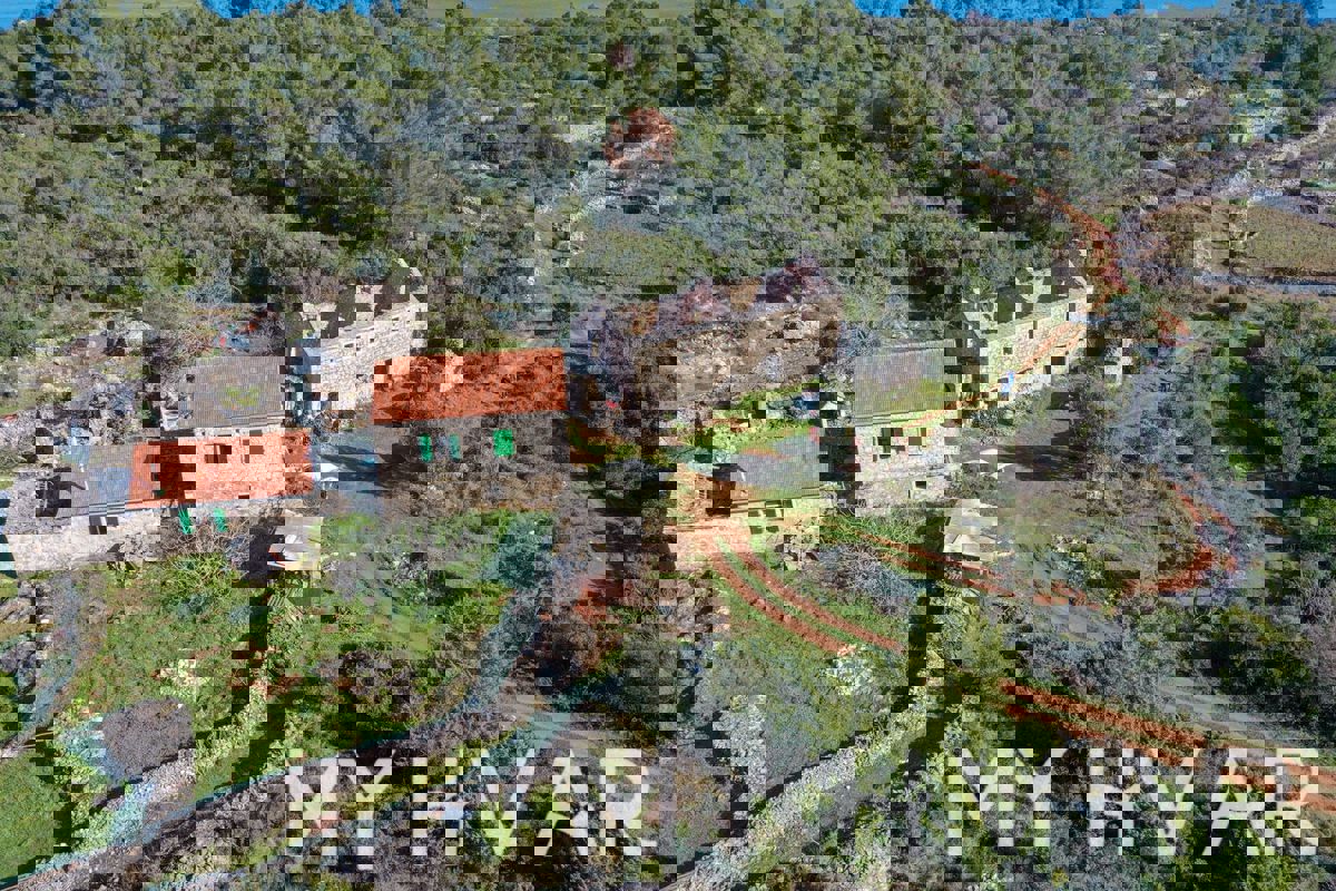 Terreno edificabile con casa in pietra a Zagradaće