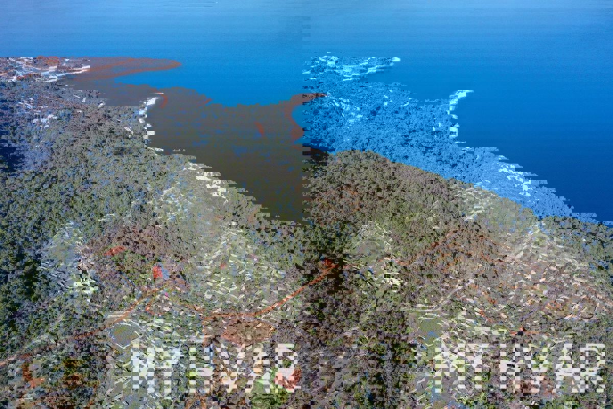 Terreno edificabile con casa in pietra a Zagradaće