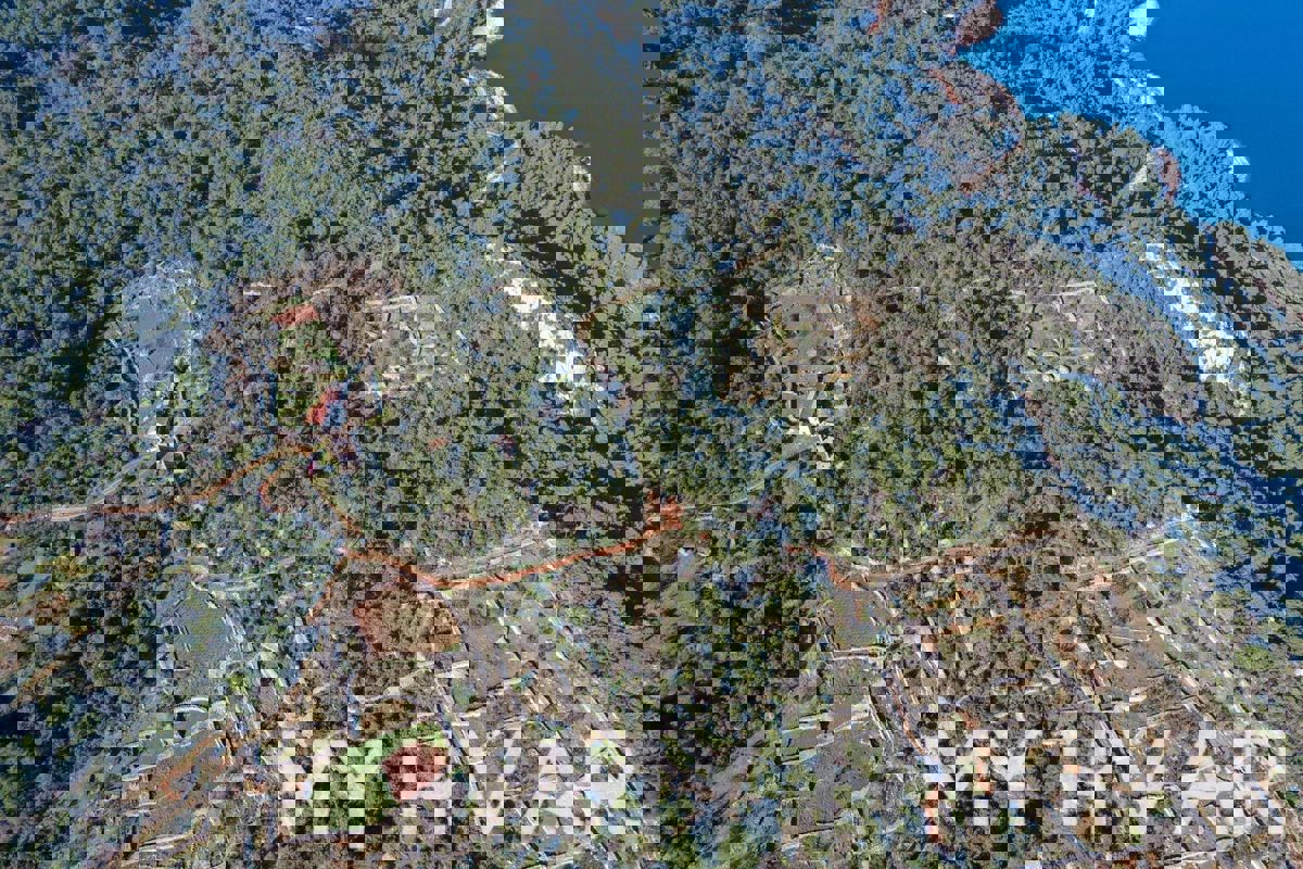 Terreno edificabile con casa in pietra a Zagradaće