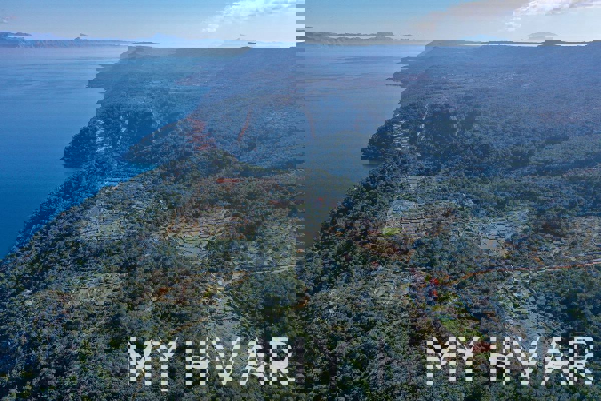 Terreno edificabile con casa in pietra a Zagradaće