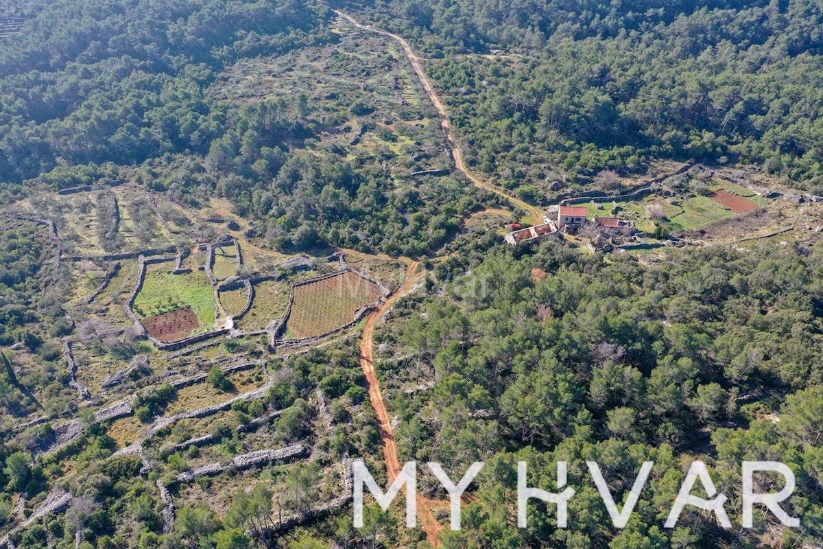 Terreno edificabile con casa in pietra a Zagradaće