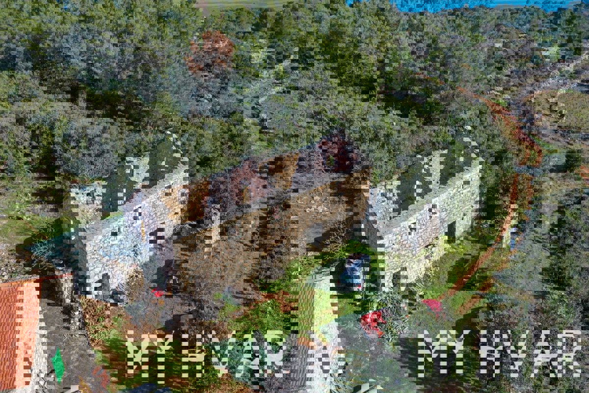 Terreno edificabile con casa in pietra a Zagradaće