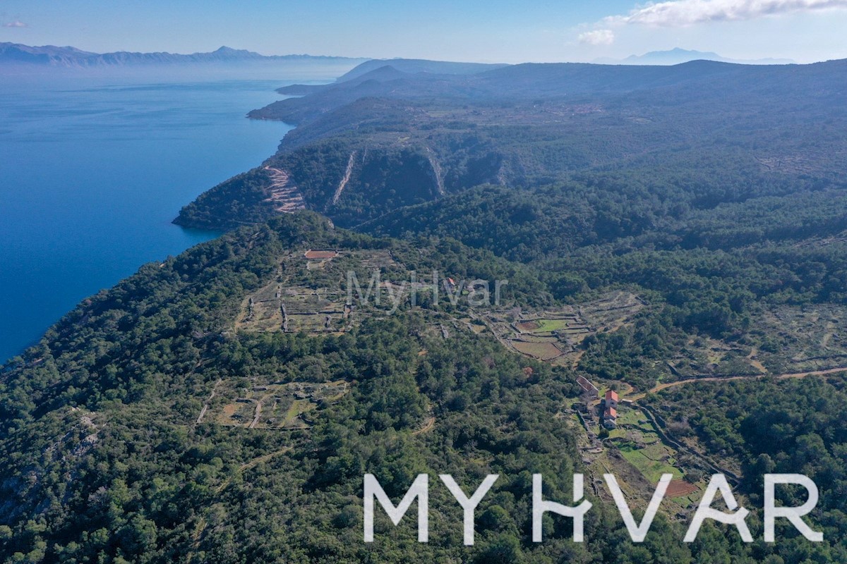 Terreno edificabile con casa in pietra a Zagradaće