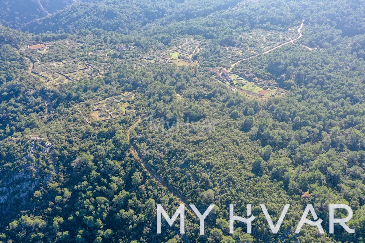 Terreno edificabile con casa in pietra a Zagradaće