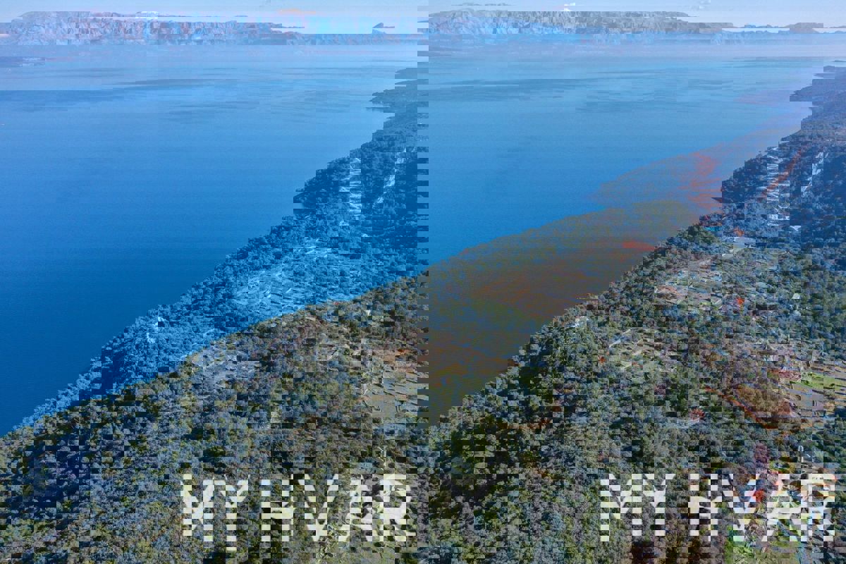 Terreno edificabile con casa in pietra a Zagradaće