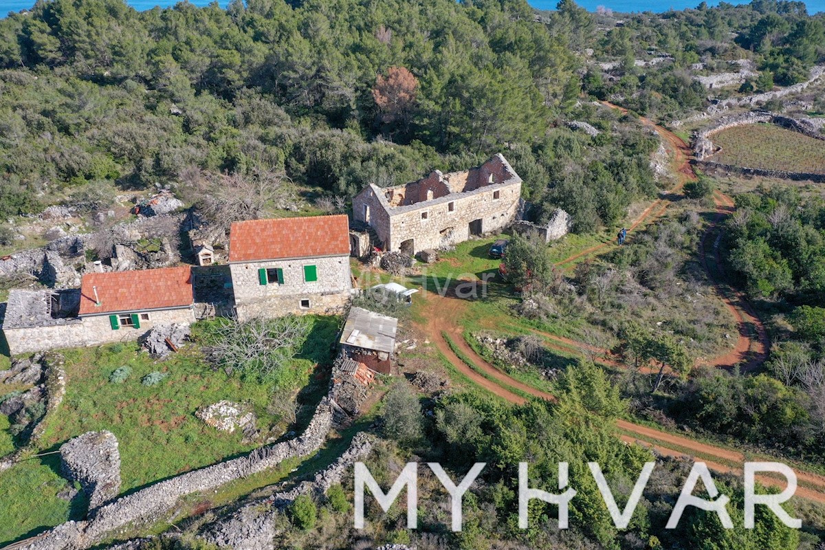 Terreno edificabile con casa in pietra a Zagradaće