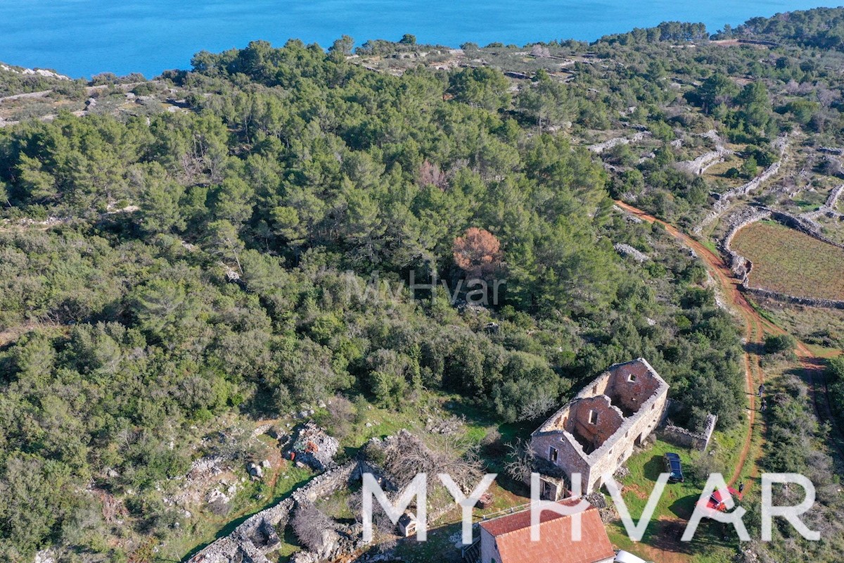 Terreno edificabile con casa in pietra a Zagradaće