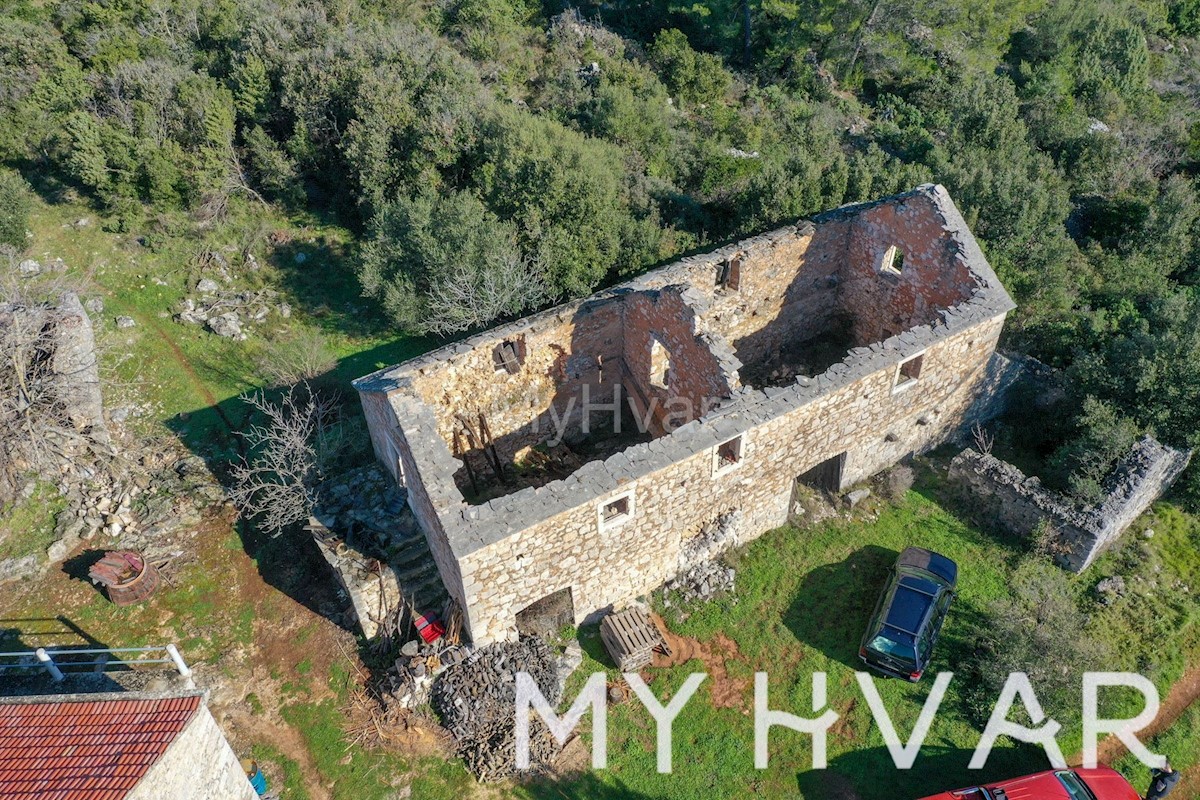 Terreno edificabile con casa in pietra a Zagradaće