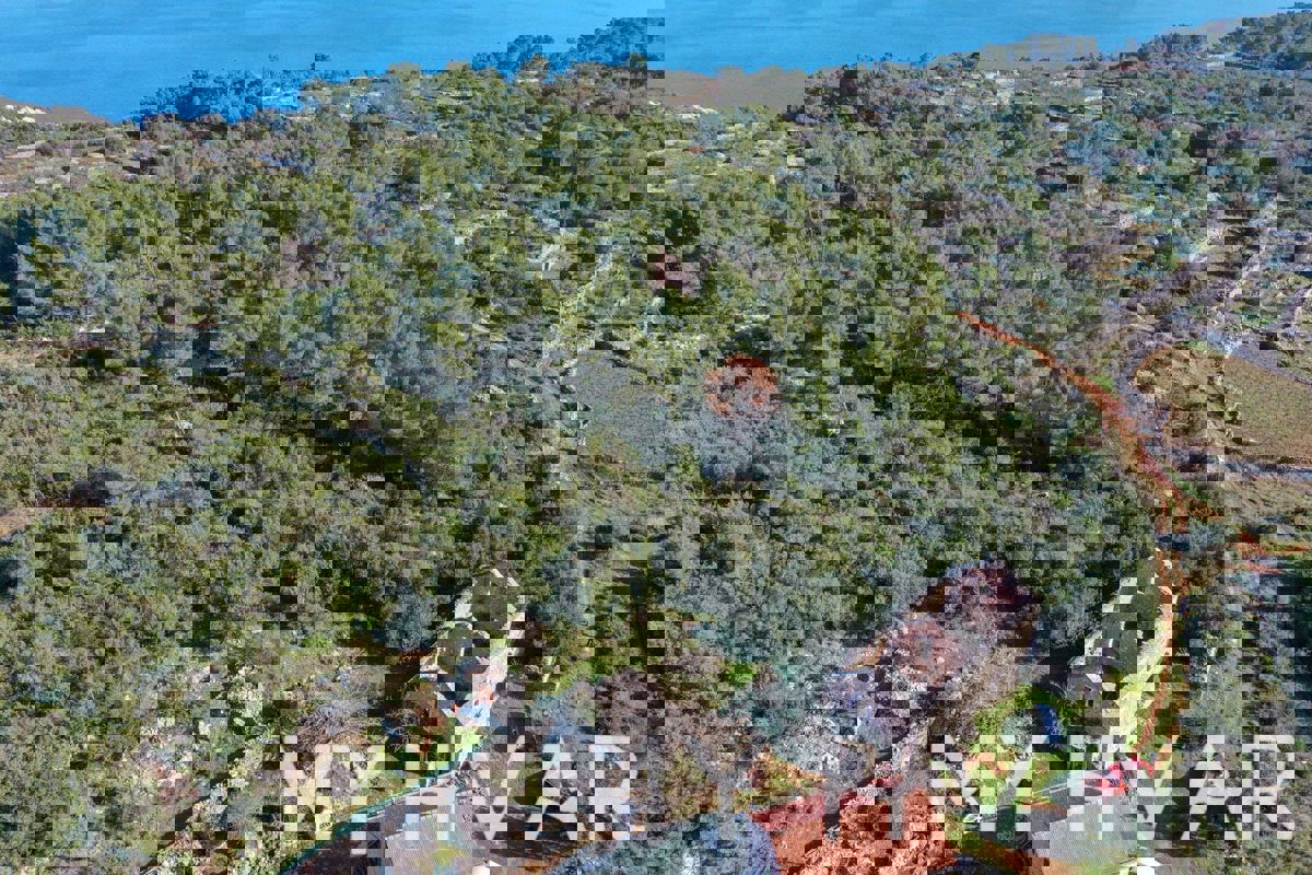 Terreno edificabile con casa in pietra a Zagradaće