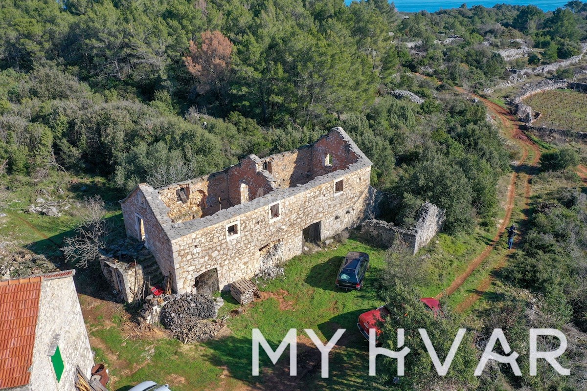 Terreno edificabile con casa in pietra a Zagradaće