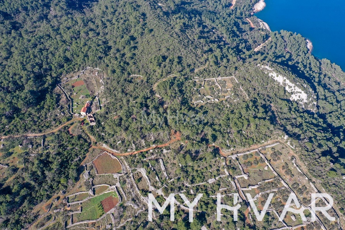 Terreno edificabile con casa in pietra a Zagradaće