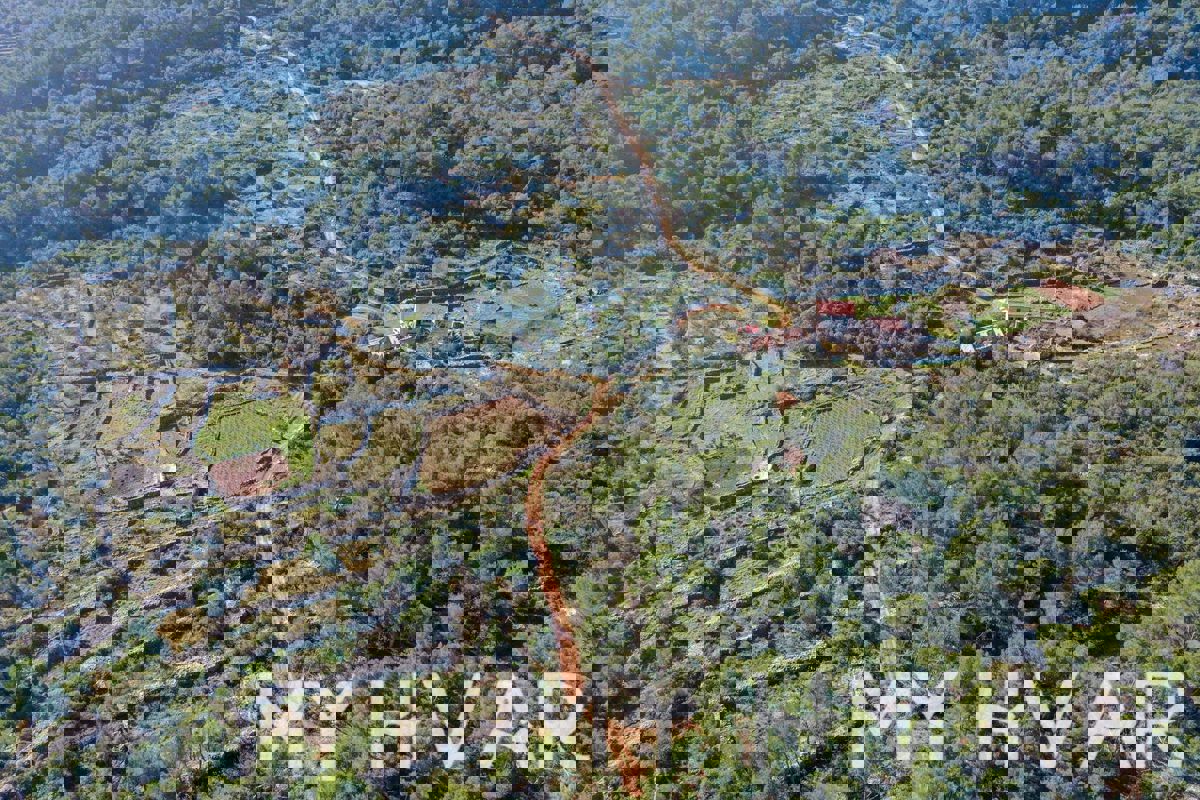 Terreno edificabile con casa in pietra a Zagradaće