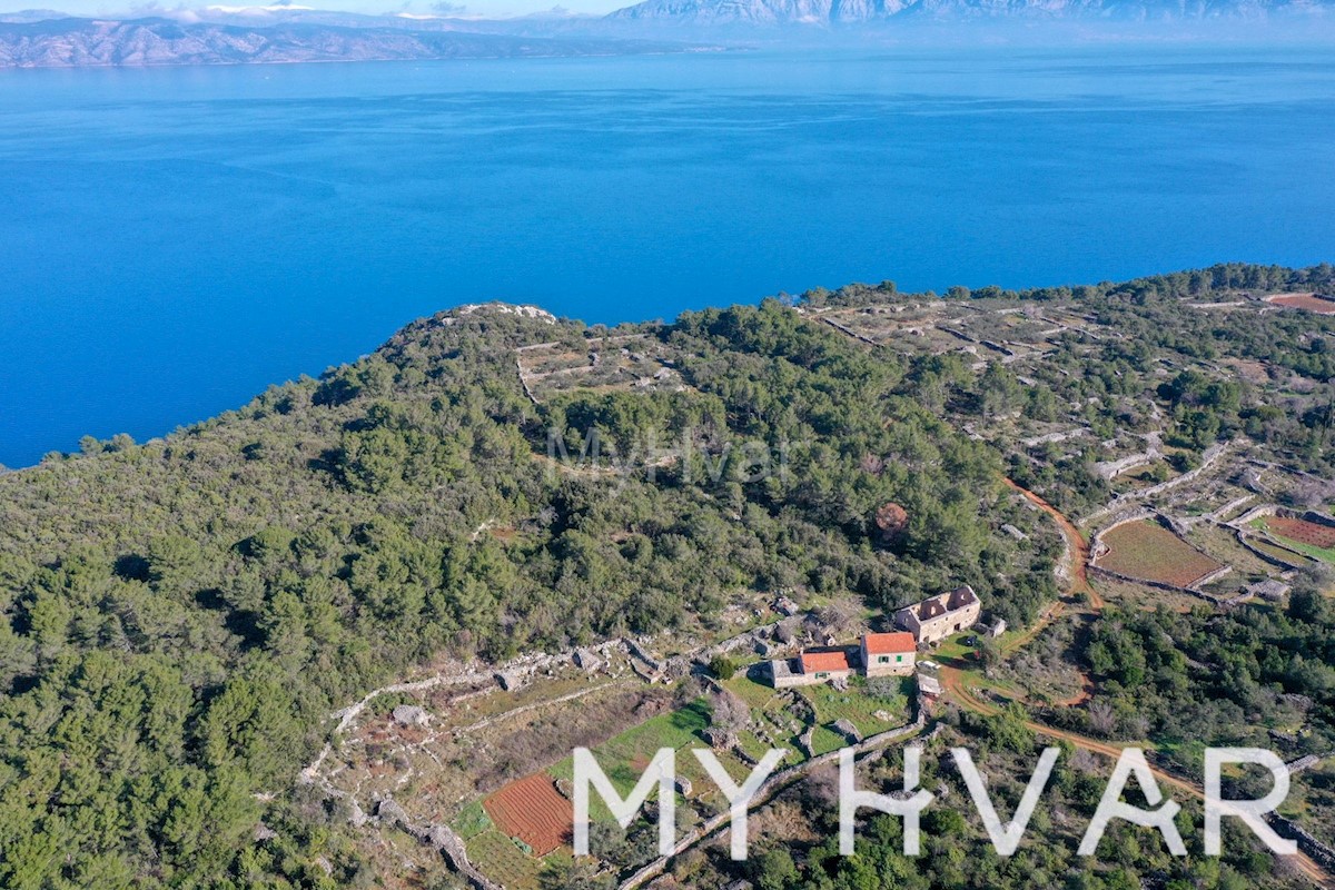 Terreno edificabile con casa in pietra a Zagradaće