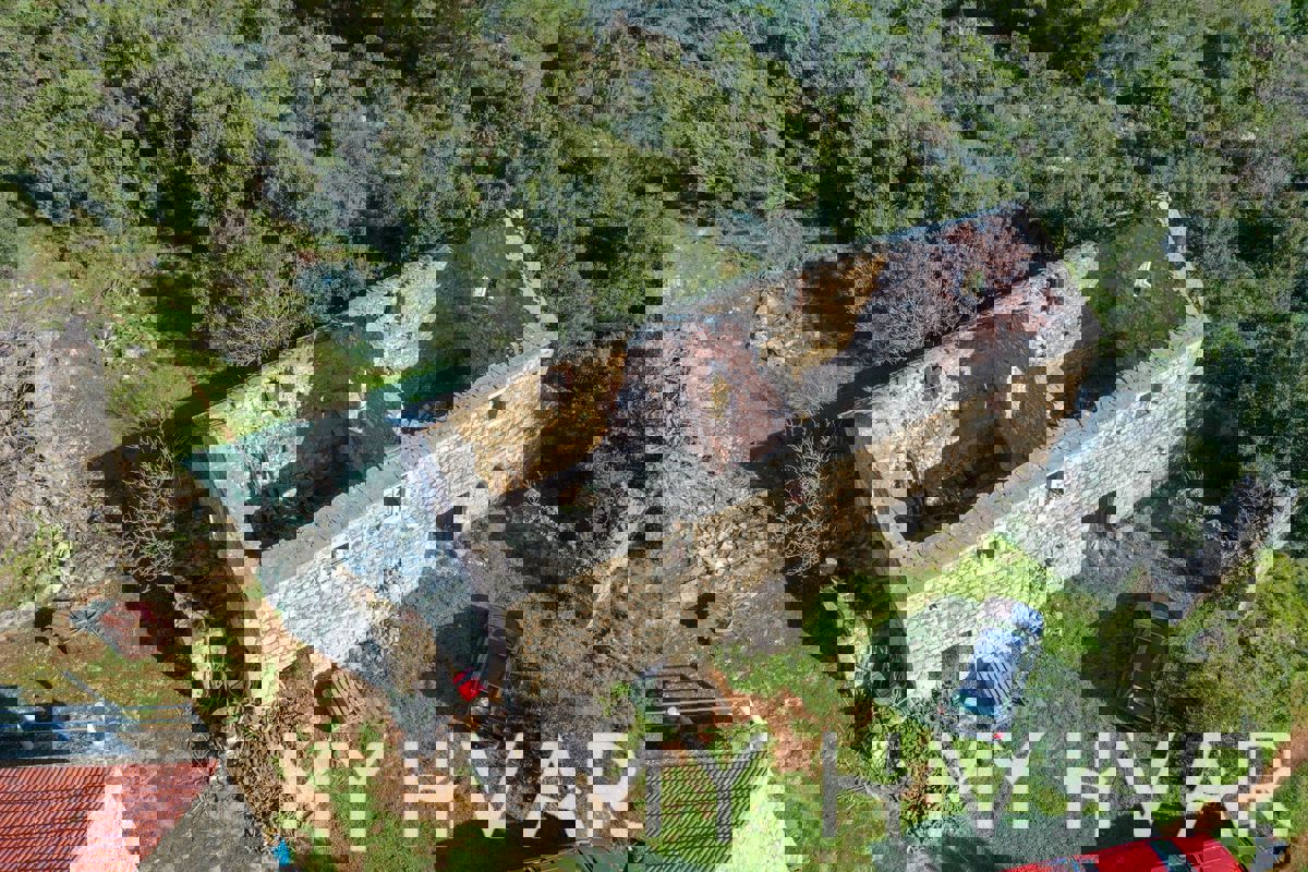 Terreno edificabile con casa in pietra a Zagradaće