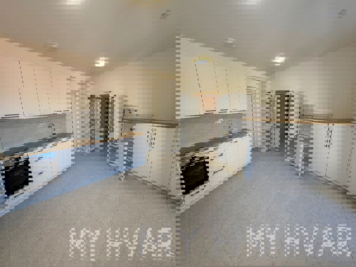 Casa in pietra con garage