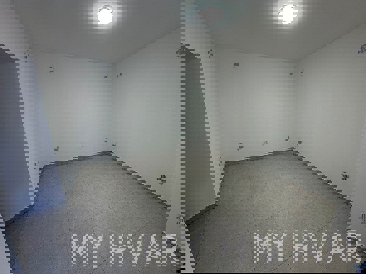 Casa in pietra con garage