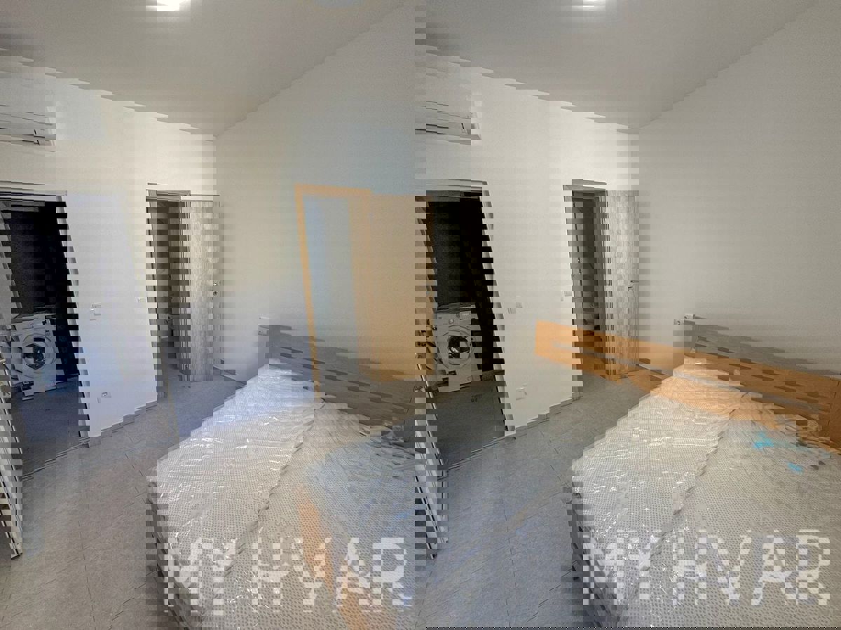 Casa in pietra con garage