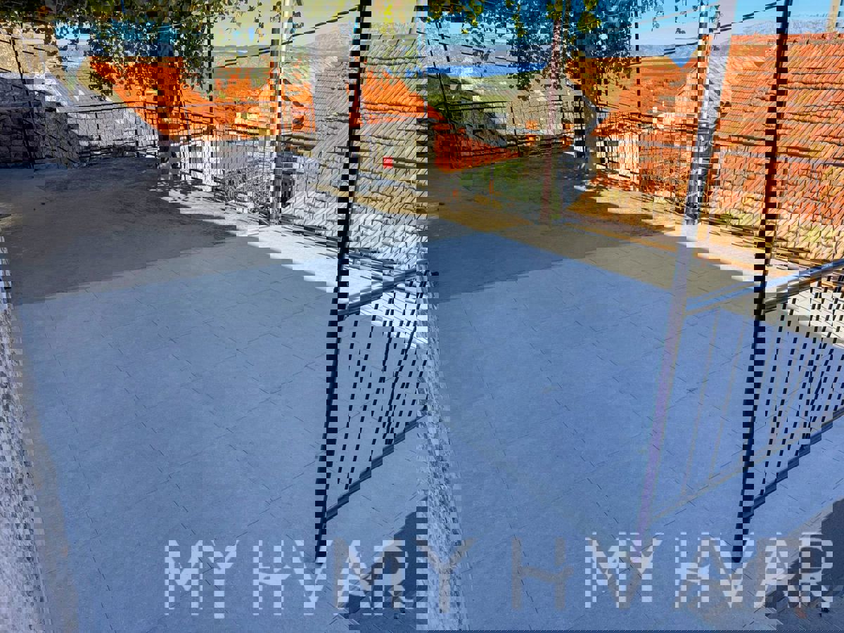 Casa in pietra con garage