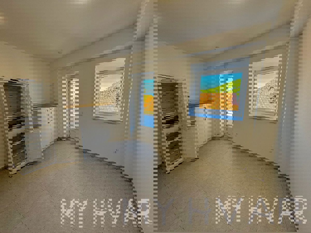 Casa in pietra con garage