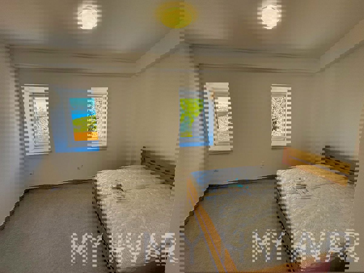 Casa in pietra con garage