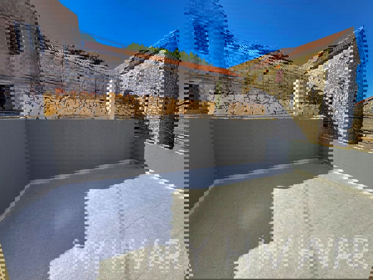 Casa in pietra con garage