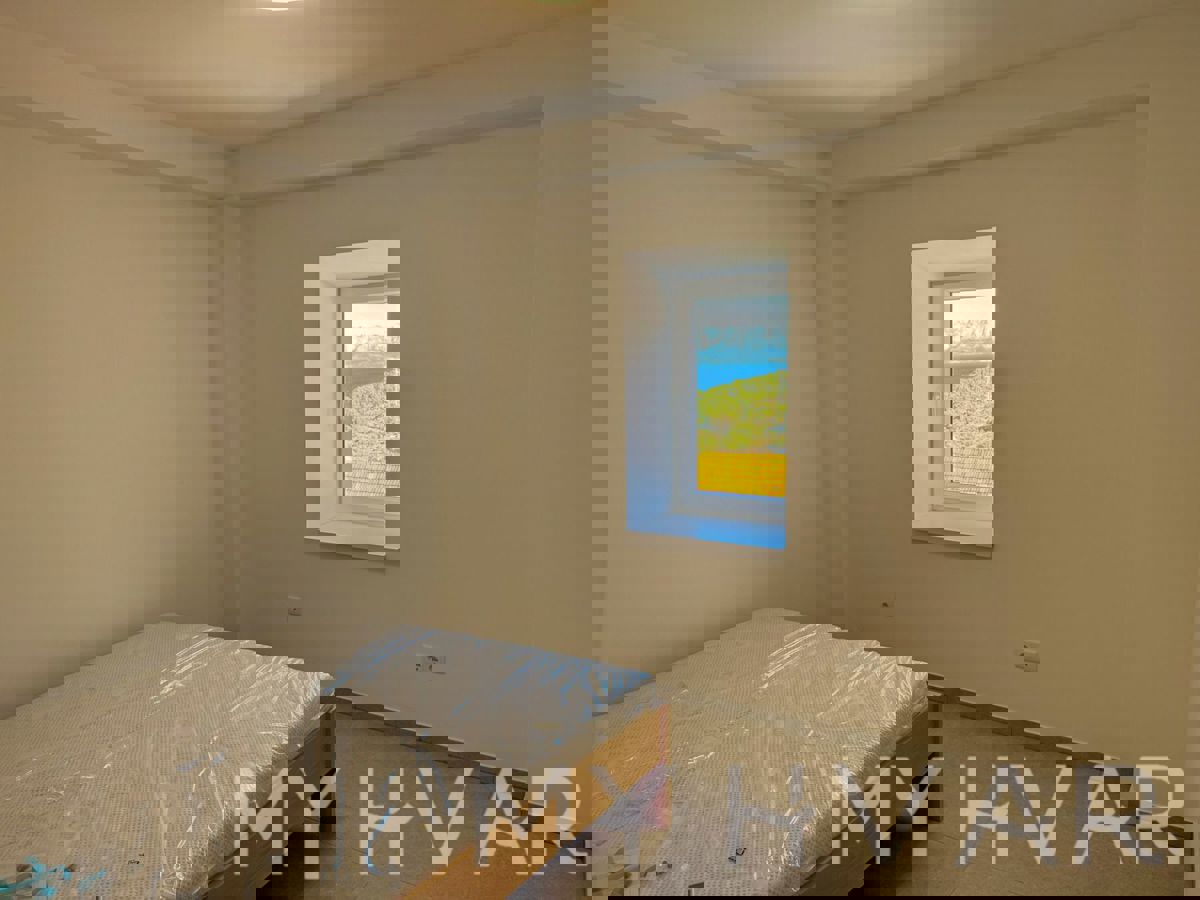 Casa in pietra con garage