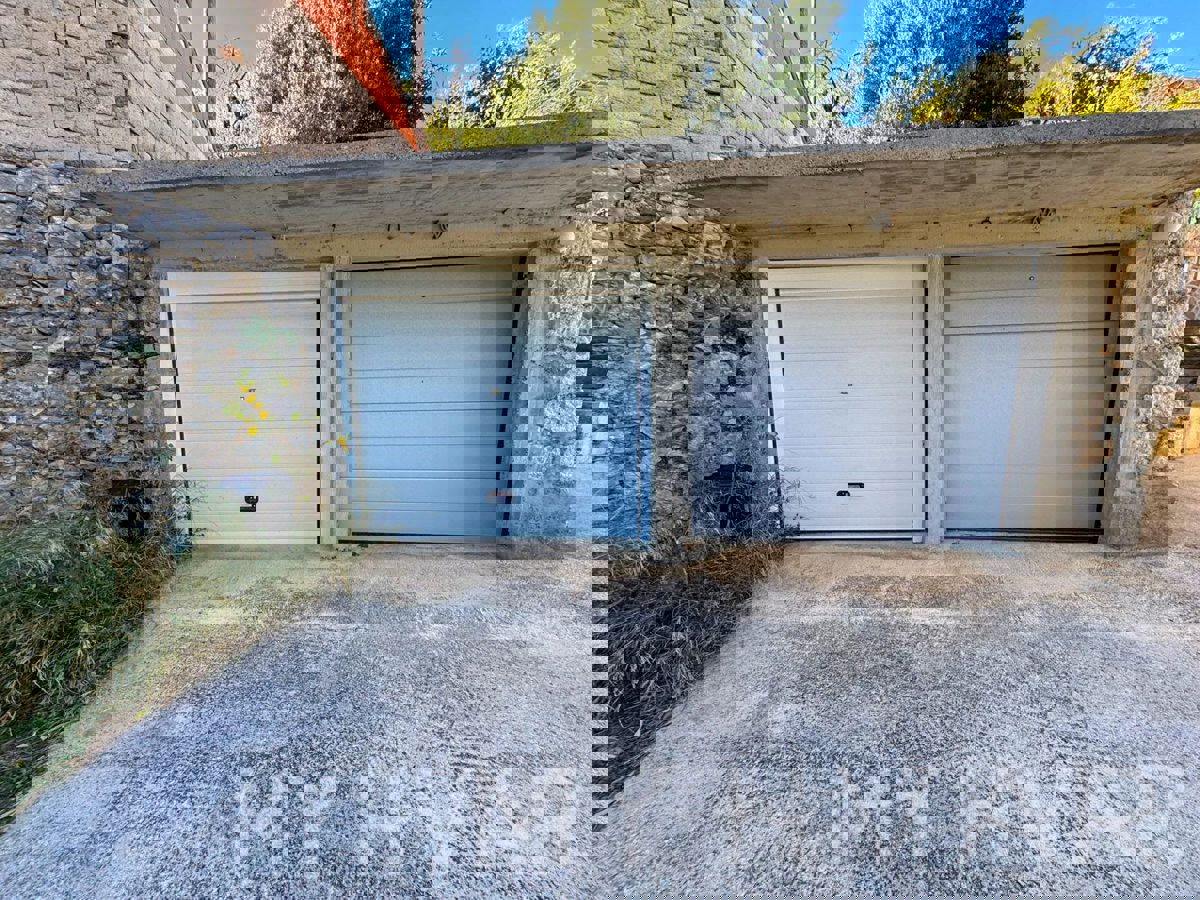 Casa in pietra con garage