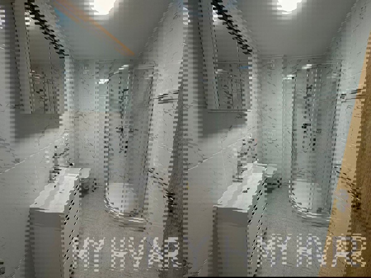 Casa in pietra con garage