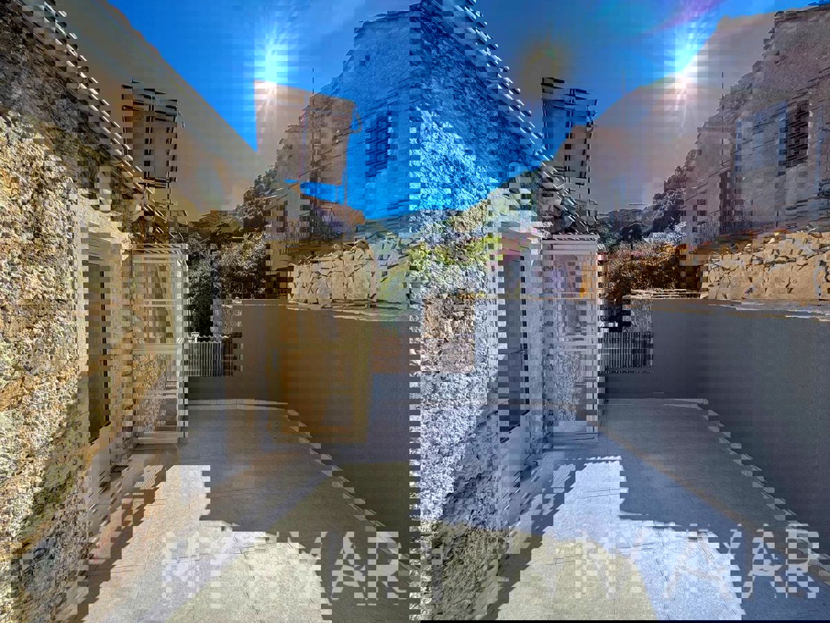 Casa in pietra con garage