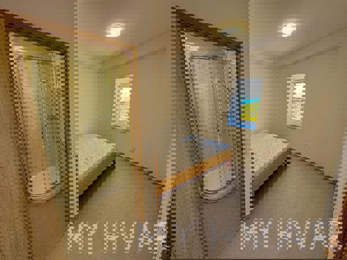 Casa in pietra con garage