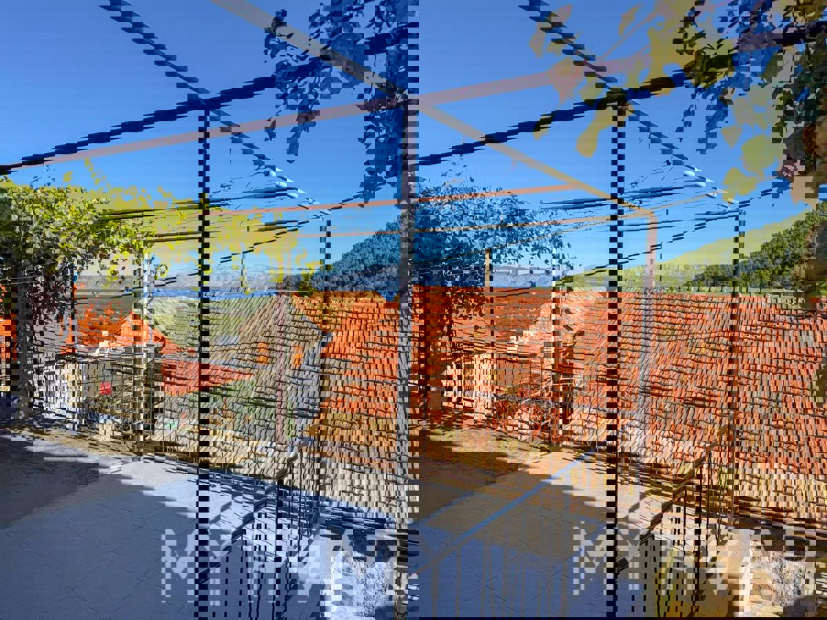 Casa in pietra con garage